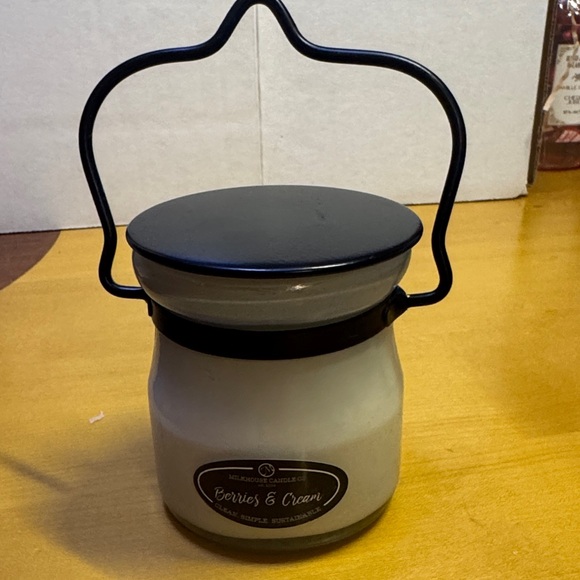milkhouse candle Other - 5 oz Milk house candle Berries & Cream Scented Candle with Black Lid